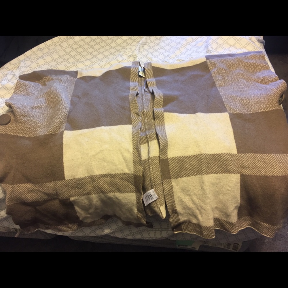 like new Beautiful and comfortable cape!